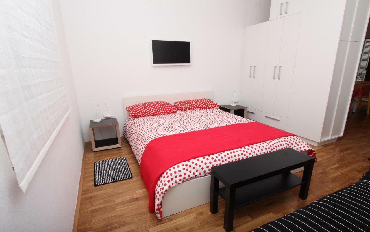 Apartments Paris Ровинь Экстерьер фото